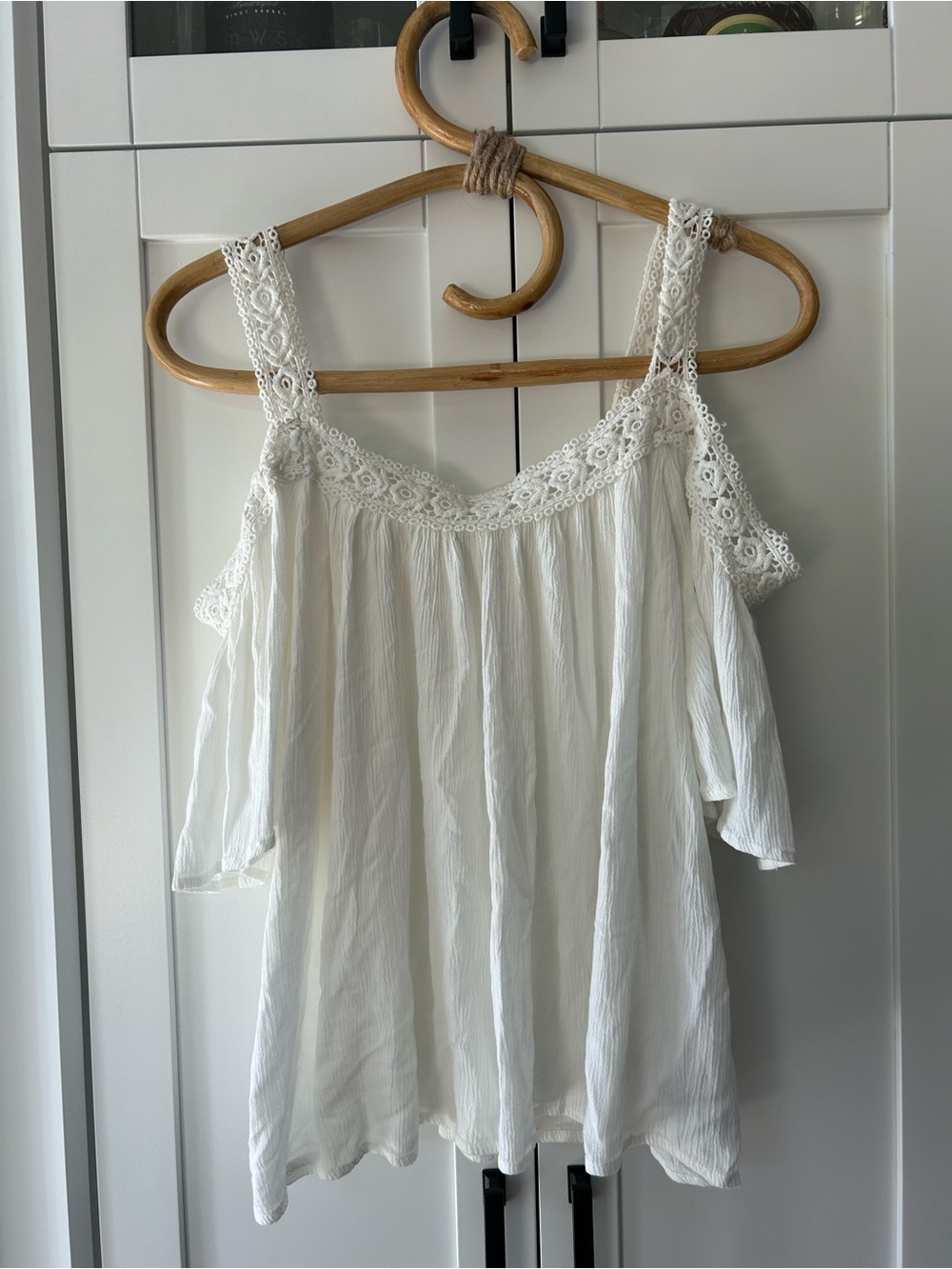 CREAM Size 40 (10) White Lace-Trim Cold Shoulder Top